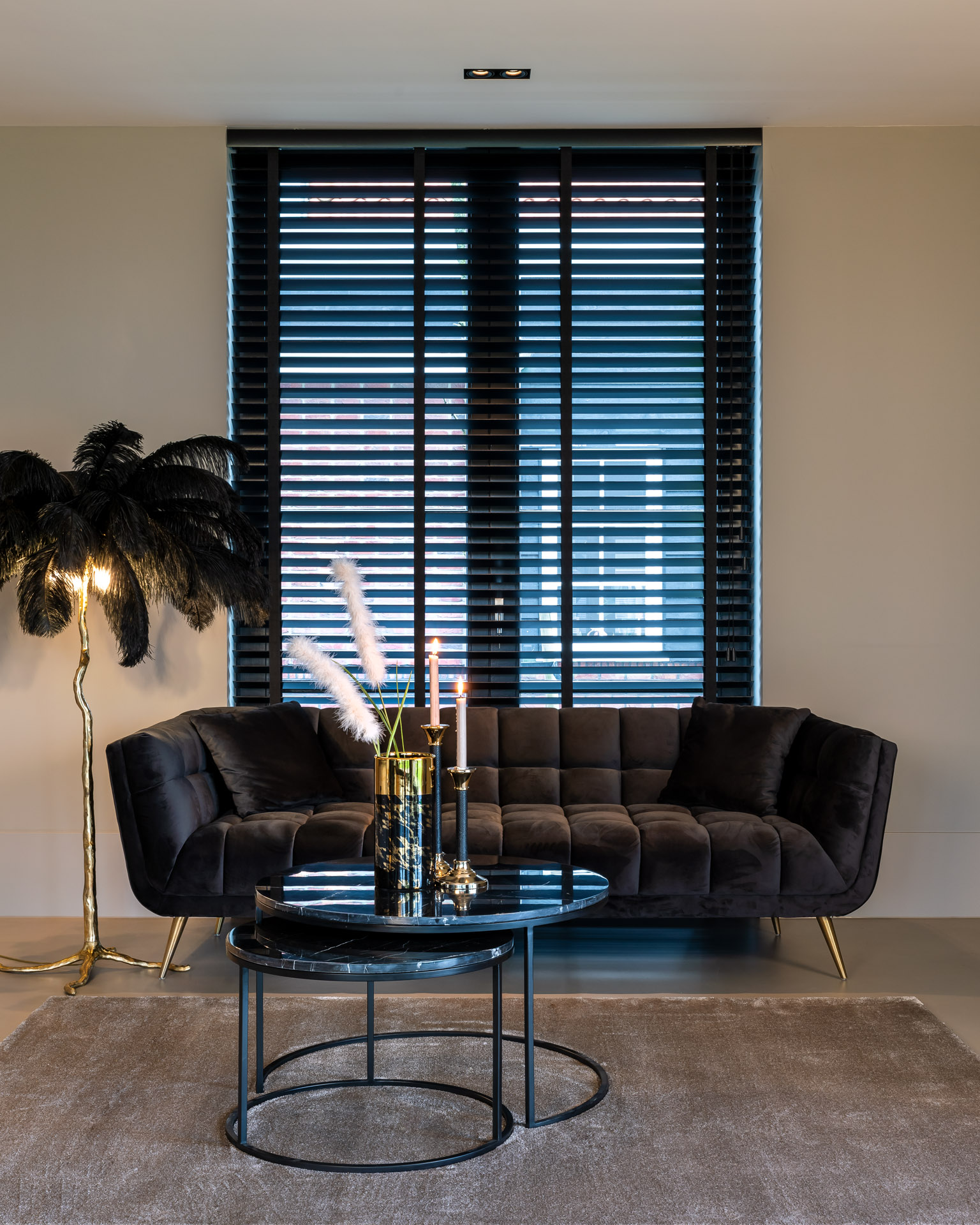 Richmond Couch Huxley Antraciet Samt / Brushed Gold (Quartz Antraciet 801) Richmond Couch Huxley Antraciet Samt / Brushed Gold (Quartz Antraciet 801)