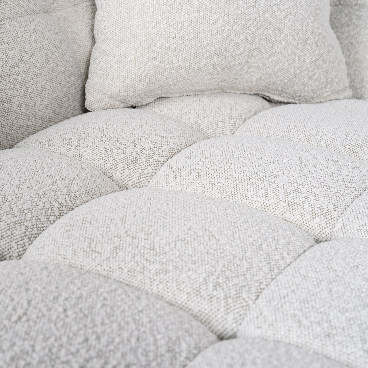 Richmond Couch Huxley Weißer Bouclé / Brushed gold (Copenhagen 900 Bouclé Weiß) Richmond Couch Huxley Weißer Bouclé / Brushed gold (Copenhagen 900 Bouclé Weiß)
