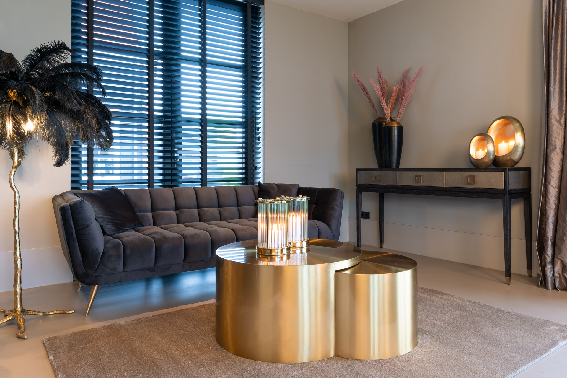 Richmond Couch Huxley Antraciet Samt / Brushed Gold (Quartz Antraciet 801) Richmond Couch Huxley Antraciet Samt / Brushed Gold (Quartz Antraciet 801)