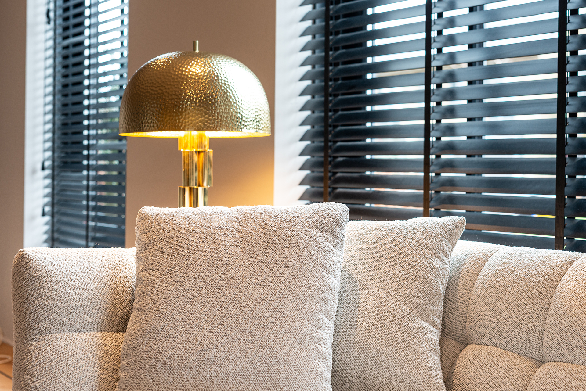 Richmond Couch Huxley Weißer Bouclé / Brushed gold (Copenhagen 900 Bouclé Weiß) Richmond Couch Huxley Weißer Bouclé / Brushed gold (Copenhagen 900 Bouclé Weiß)